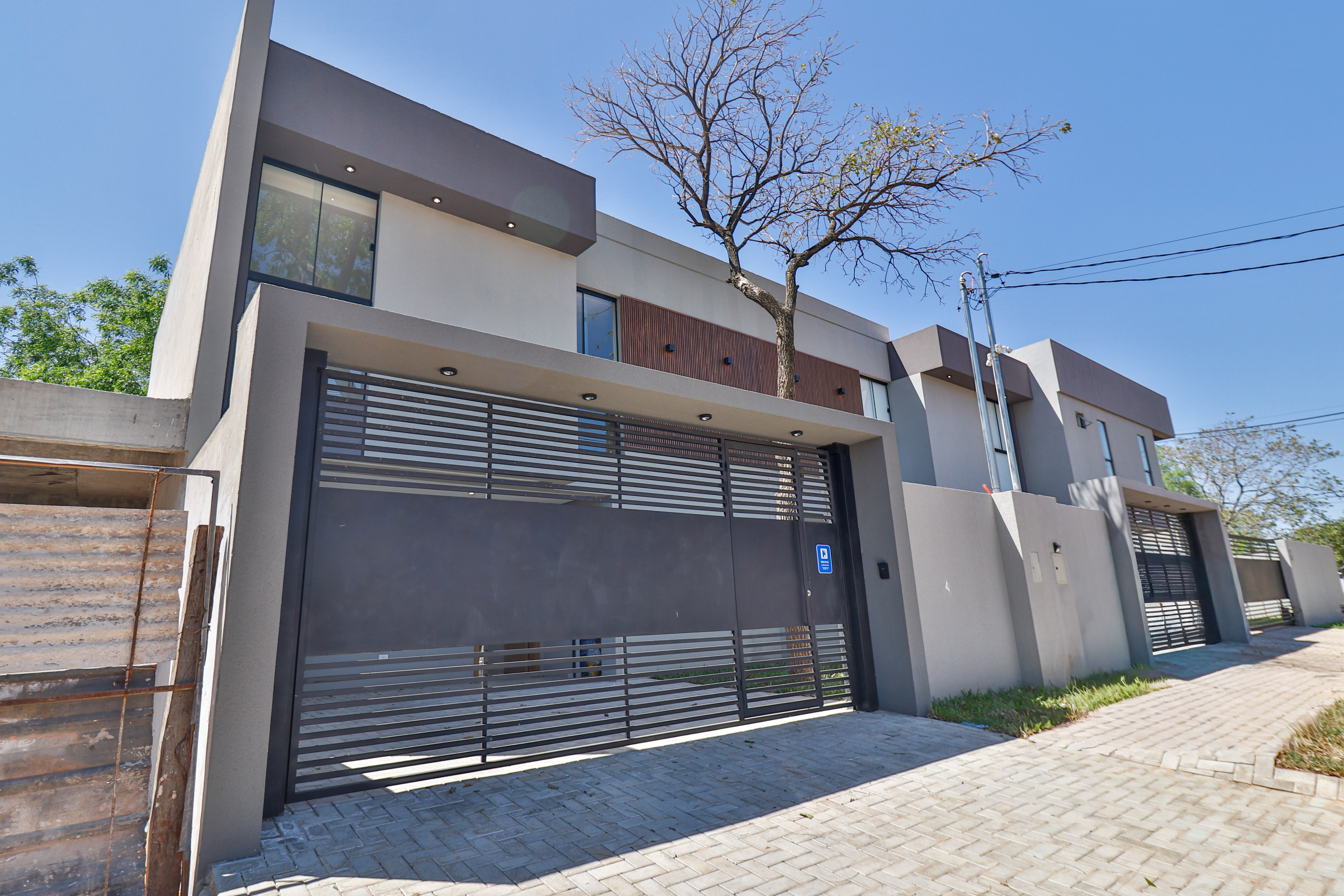 DÚPLEX DE LUJO EN LUQUE