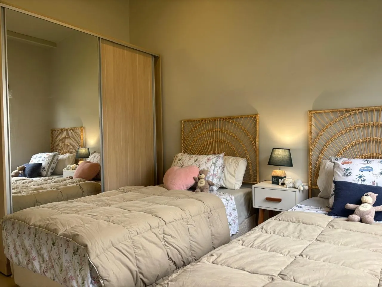 EN VENTA CASA DE 2 DORMITORIOS EN CONDOMINIO CAPIATA, BARRIO KENNEDY
