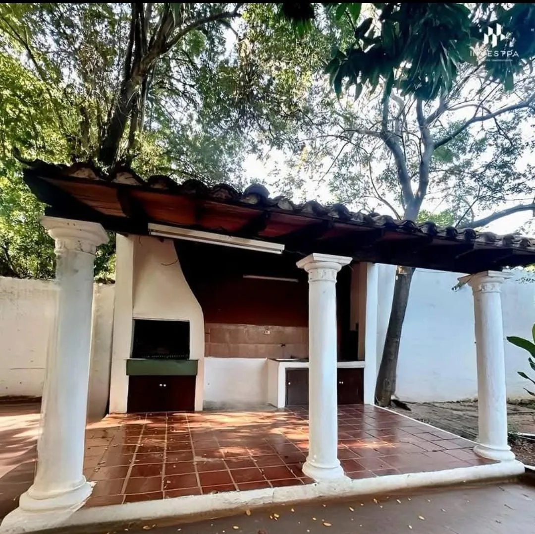 Importante residencia  ideal para TU EMPRESA  rodeada de mucha naturaleza  a 20 minutos del eje financiero