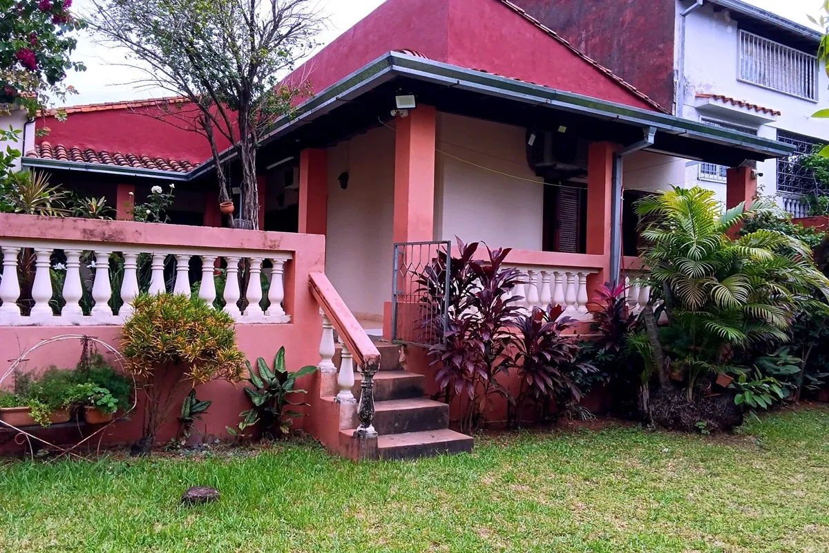 VENDO Casa de 3 Dormitorios en Barrio Mburicaó