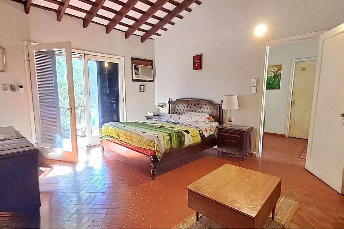 VENDO Casa de 5 Dormitorios en Barrio Carmelitas