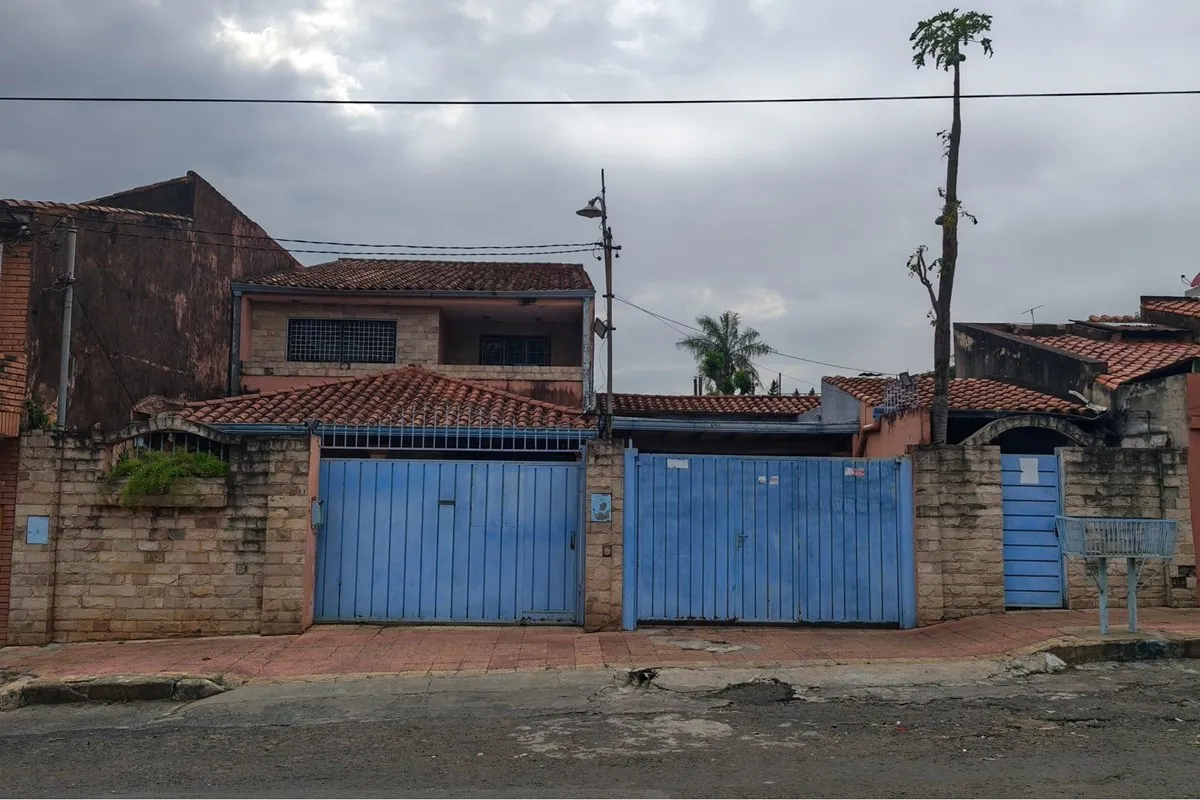 VENDO Casa de 6 dormitorios en Barrio Dr. Francia